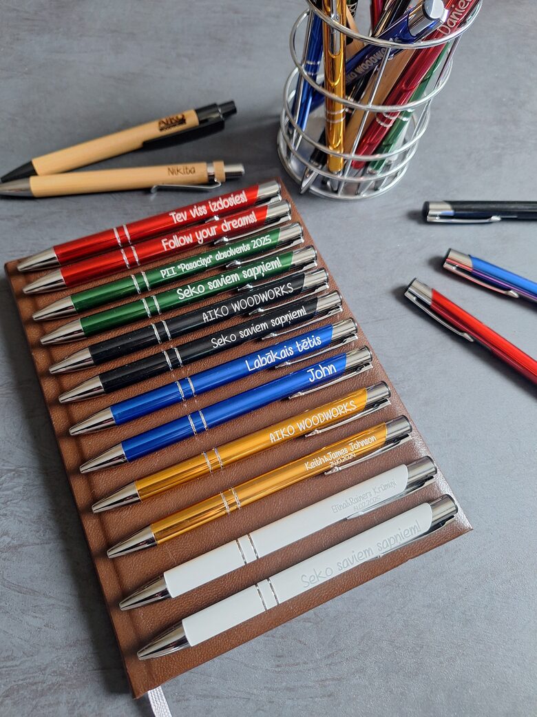 Pildspalva ar atšķirīgu gravējumu (alumīnija korpuss) *