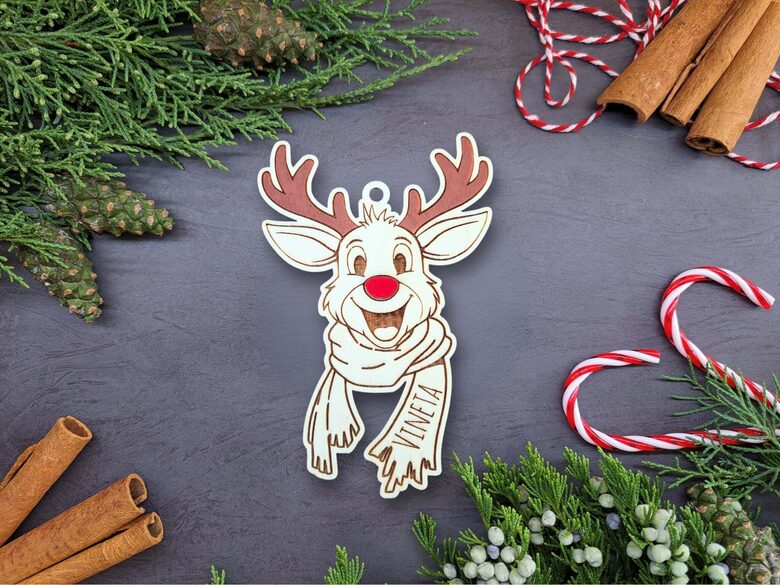 Eglīšu rotājums "Lielais briedis ar vārdu uz šalles"