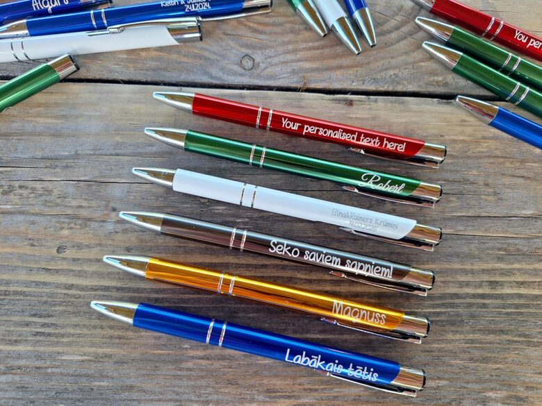 Pildspalvas ar vienādiem uzrakstiem