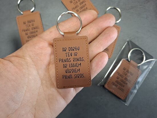 Brūns atslēgu piekariņš "Ar darbu Tev ir pilnas rokas..."