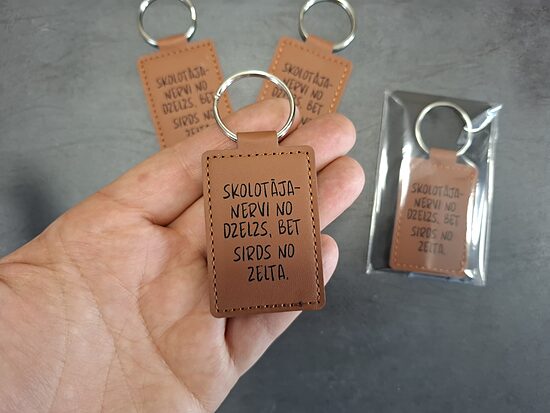 Brūns atslēgu piekariņš "Skolotāja - nervi no dzelzs..."