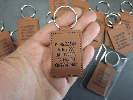 Brūns atslēgu piekariņš "Ir vajadzīga liela sirds..."