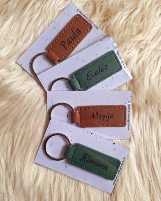 Mazais mākslīgās ādas piekariņš (brūns vai zaļš)