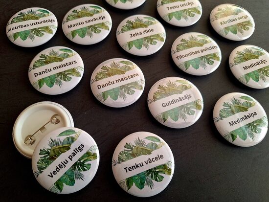 Amatu nozīmītes - piespraudes ar apdruku