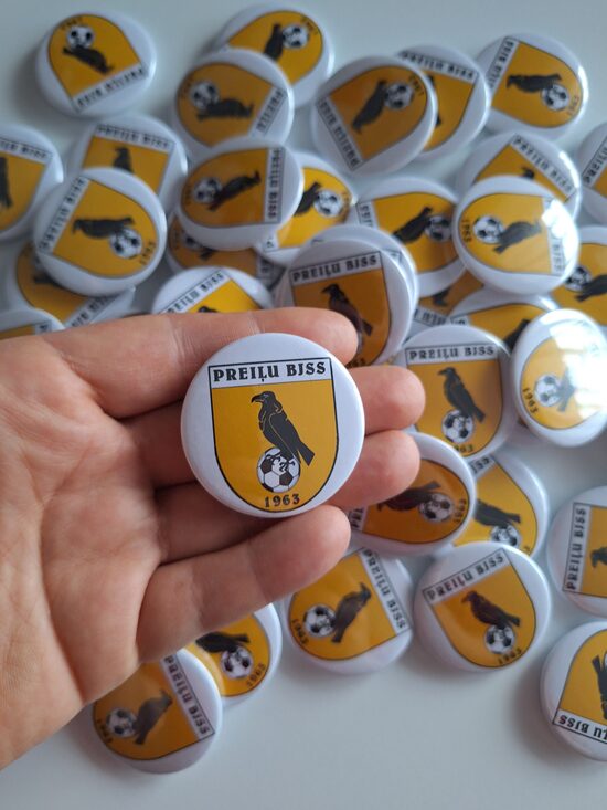 Nozīmītes - piespraudes ar vienādu apdruku 