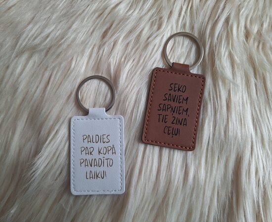 Personalizēts lielais mākslīgās ādas piekariņš 