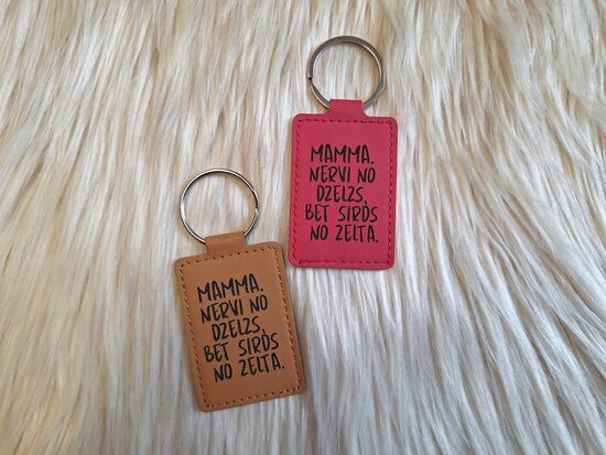 Atslēgu piekariņš "Mamma. Nervi no dzelzs, bet sirds no zelta."