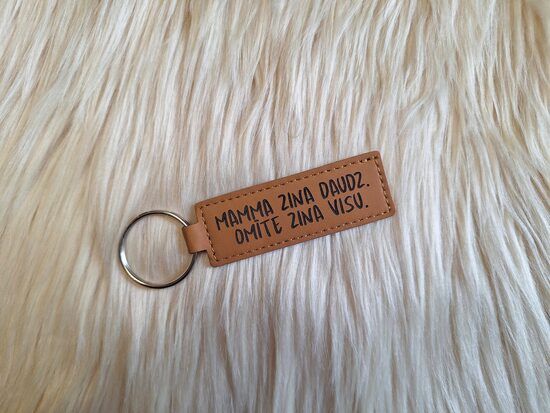 Atslēgu piekariņš "Mamma zina daudz. Omīte zina visu."