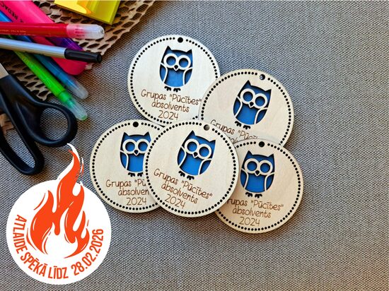 Medaļas ar krāsainiem elementiem