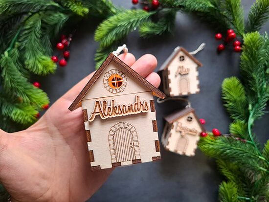 Personalizēts eglītes dekors "Mājiņa ar gaismiņu"