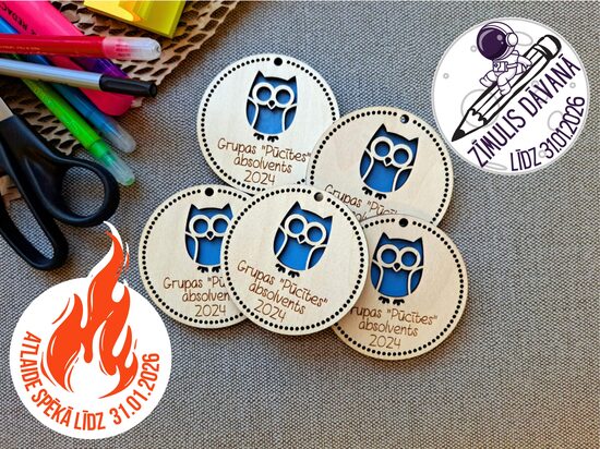 Medaļas ar krāsainiem elementiem