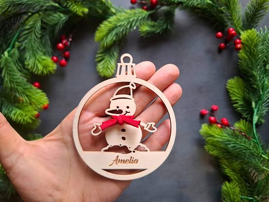 Personalizēts eglīšu rotājums "Sniegavīrs ar šalli"