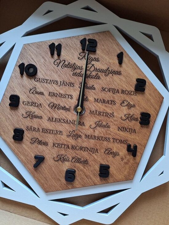 Koka pulkstenis ar absolventu vārdiem #2