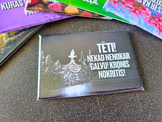 Foto magnēts "Tēti! Nekad nenokar degunu! Kronis nokritīs!"