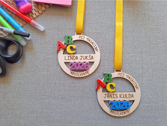 Medaļas mazajiem absolventiem