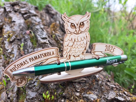 Pildspalva statīvā ar gravējumu