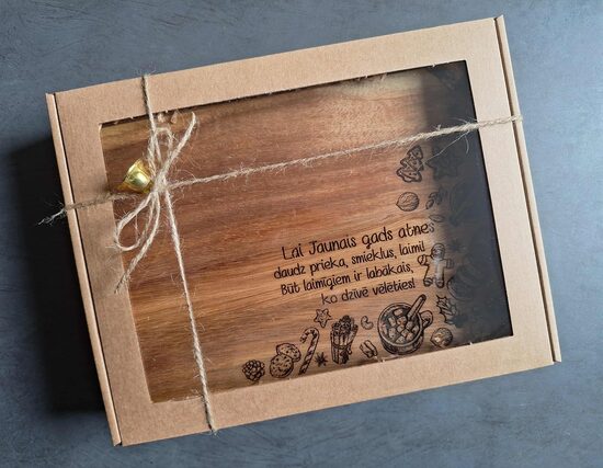 Taisntūra dēlītis dāvanu kastē ar zvaniņu