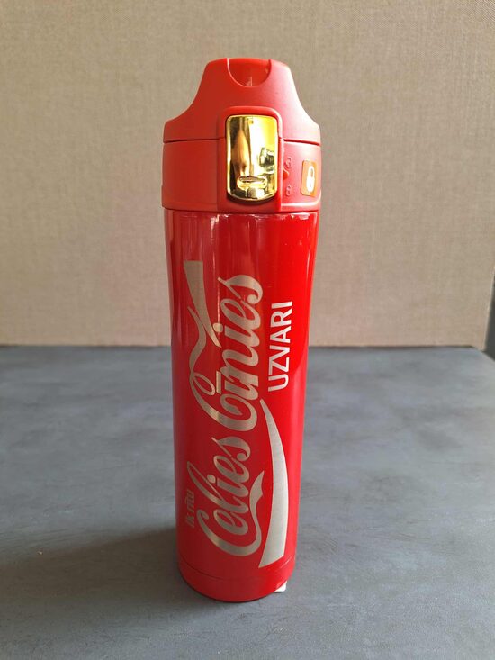 Sarkana termokrūze "Celies, cīnies, uzvari!" 420ml