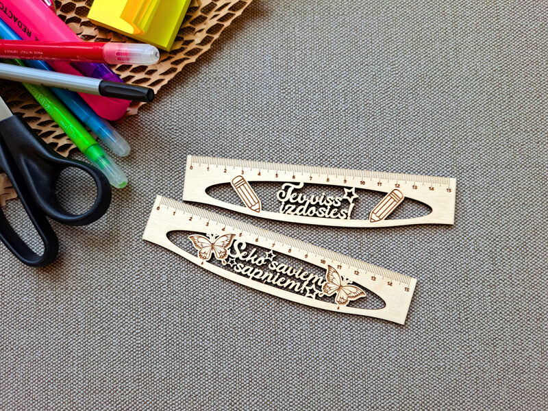 Lineāls ar kādu no standarta uzrakstiem (15cm)