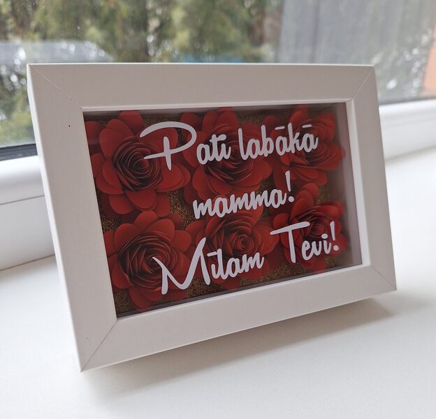 Papīra ziedu rāmis ar sarkaniem ziediem "Pati labākā mamma! Mīlam Tevi!" (Balts 17.5x12.5cm)