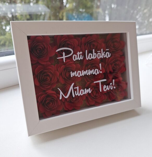 Papīra ziedu rāmis ar sarkaniem ziediem "Pati labākā mamma! Mīlam Tevi!" (Balts 20.5x15.5cm)