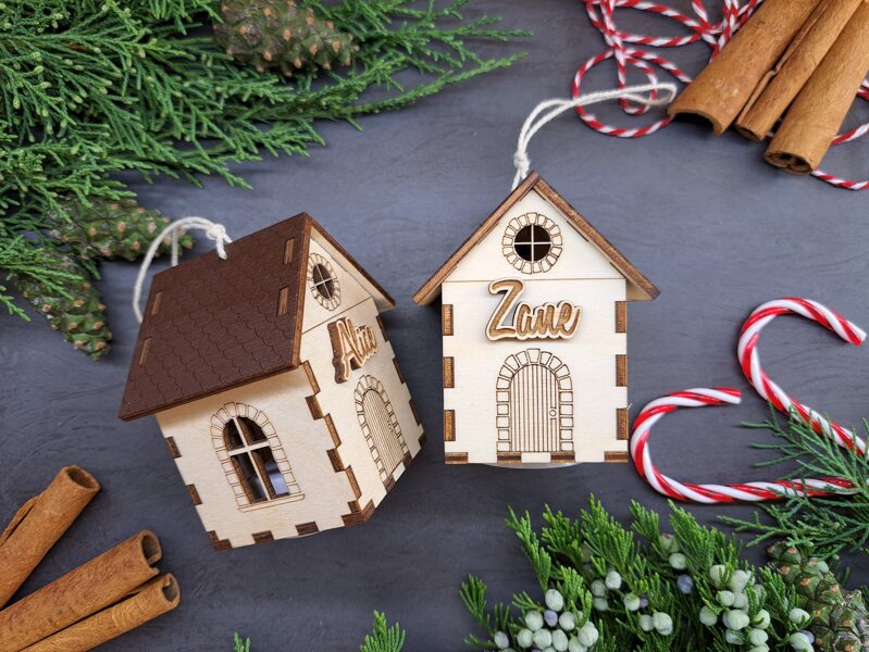 Personalizēts eglītes dekors "Mājiņa ar gaismiņu"