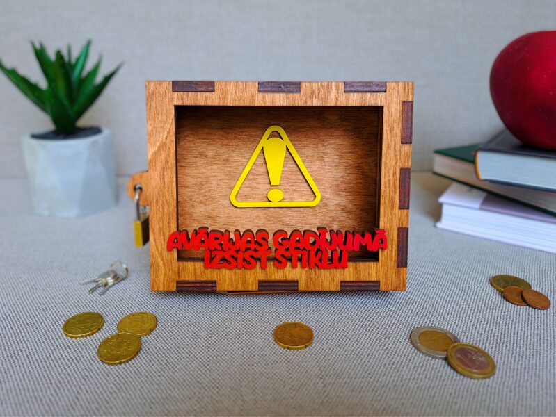 Krājkase "Avārijas gadījumā izsist stiklu"