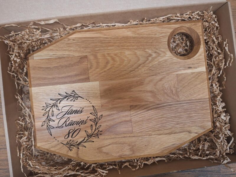 Mazais ozolkoka dēlītis ar gravējumu (kartona kastē ar papīra skaidām)