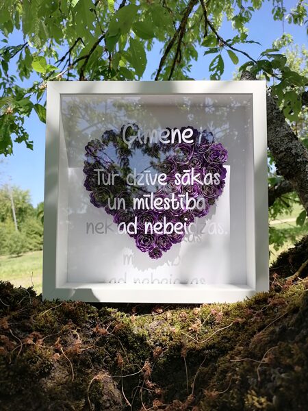 Papīra ziedu rāmis ar violetiem ziediem "Ģimene. Tur dzīve sākas un mīlestība nekad nebeidzas" + apakšā personalizēts paraksts